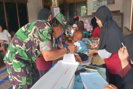 Babinsa Kelurahan Jegu Dampingi Kegiatan Posyandu Dukung Percepatan Pe