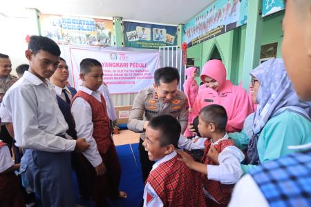 Sambut HKGB ke73 Bhayangkari Bojonegoro Gelar Bakti Sosial di SLB Putr