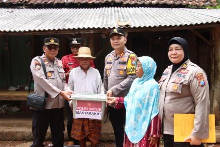 Kapolres Sumenep Letakkan Batu Pertama Bedah Rumah Wujud Kepedulian Po
