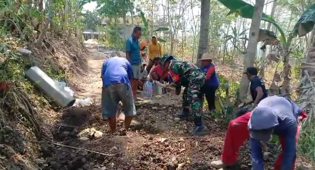 Bersama Warga Binaan, Serka Rusmono Kerja Bakti Merabat Jalan Penghubu