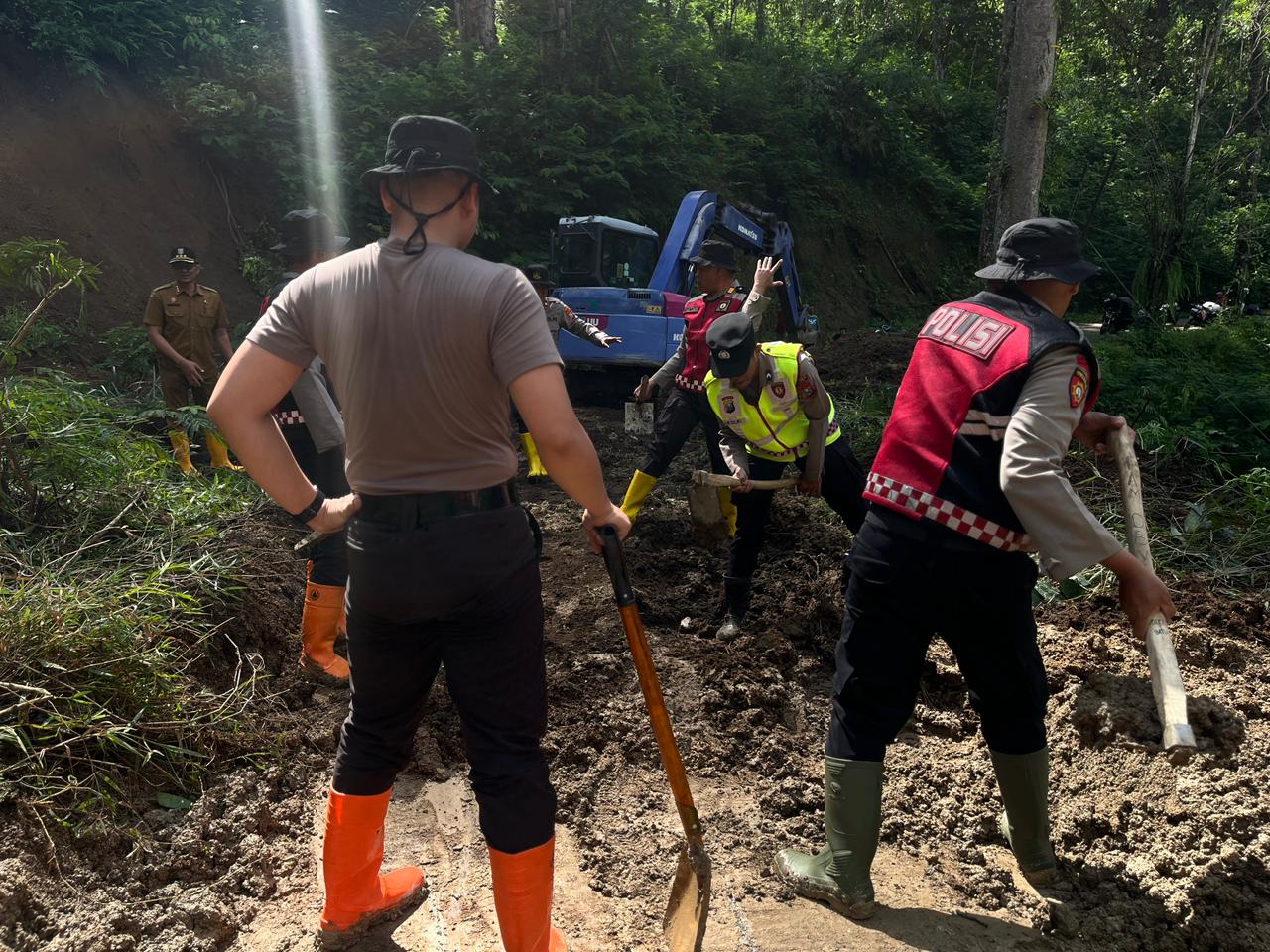 Polres Batu Terjunkan Puluhan Personel Tangani Longsor Di Ngantang, Ak