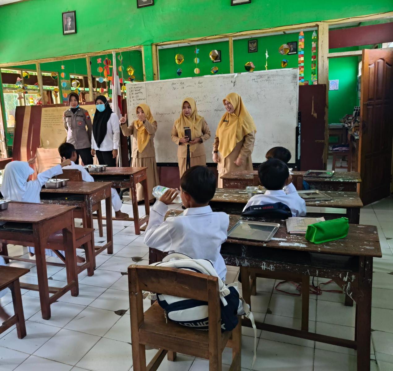 Senyum Ceria Pelajar Sambut Makan Bergizi Gratis Dari Polres Ngawi