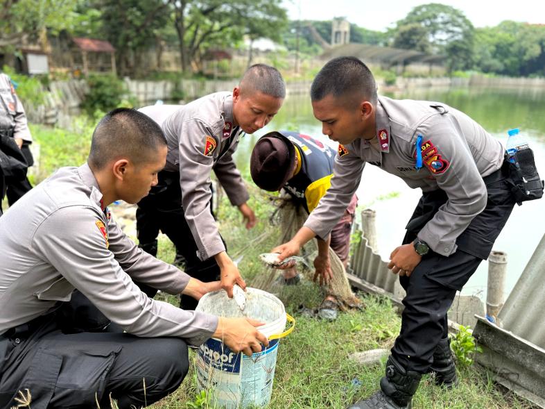 Live In' : Siswa Diktukba Spn Polda Jatim Edukasi Budidaya Bandeng Dan