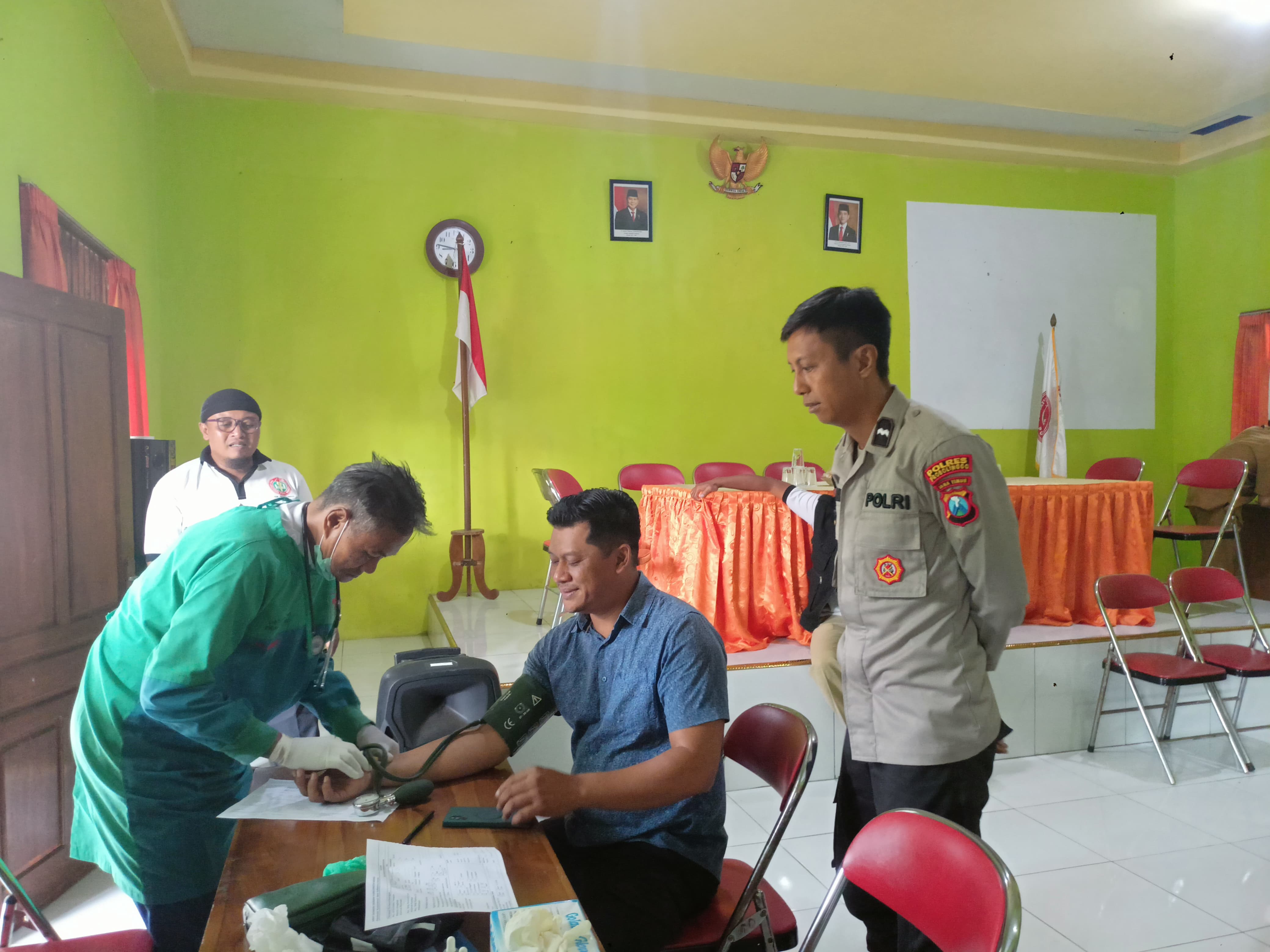 Polres Probolinggo Ikuti Donor Darah Peringati Hari Guru Ke 80