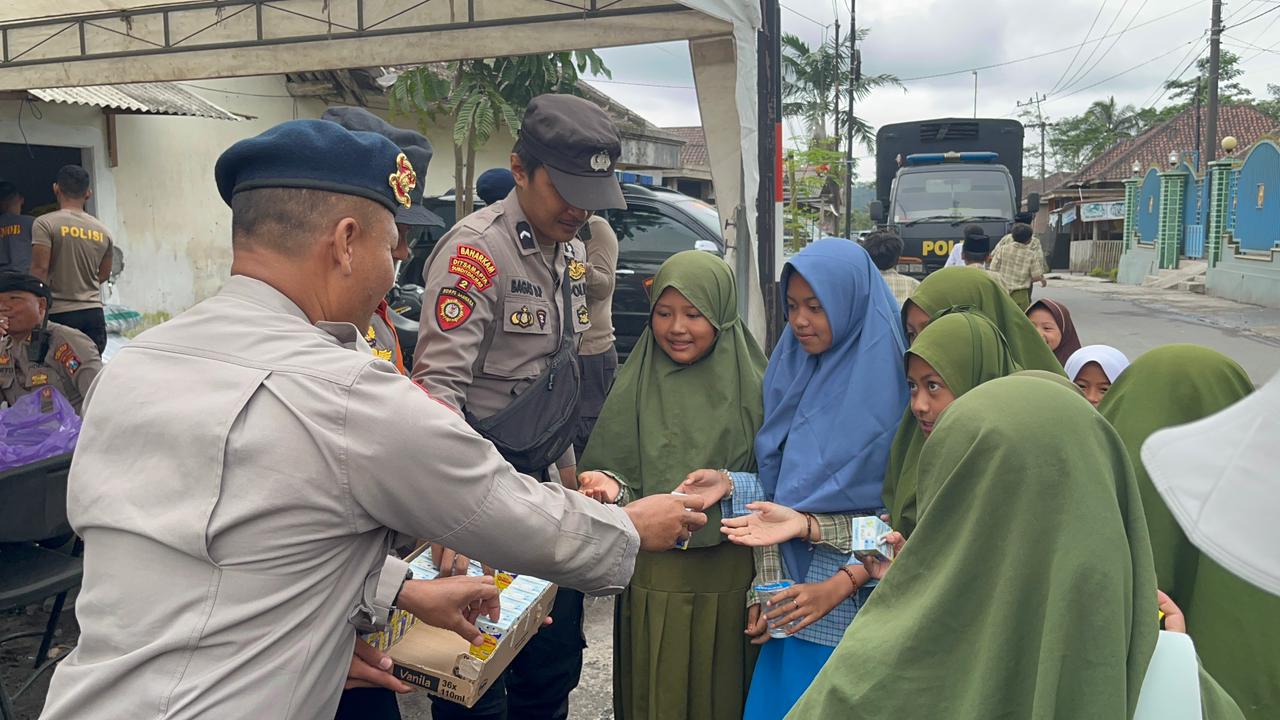 Polisi Berbagi Snack Dan Susu Untuk Pelajar Terdampak Erupsi Gunung Se