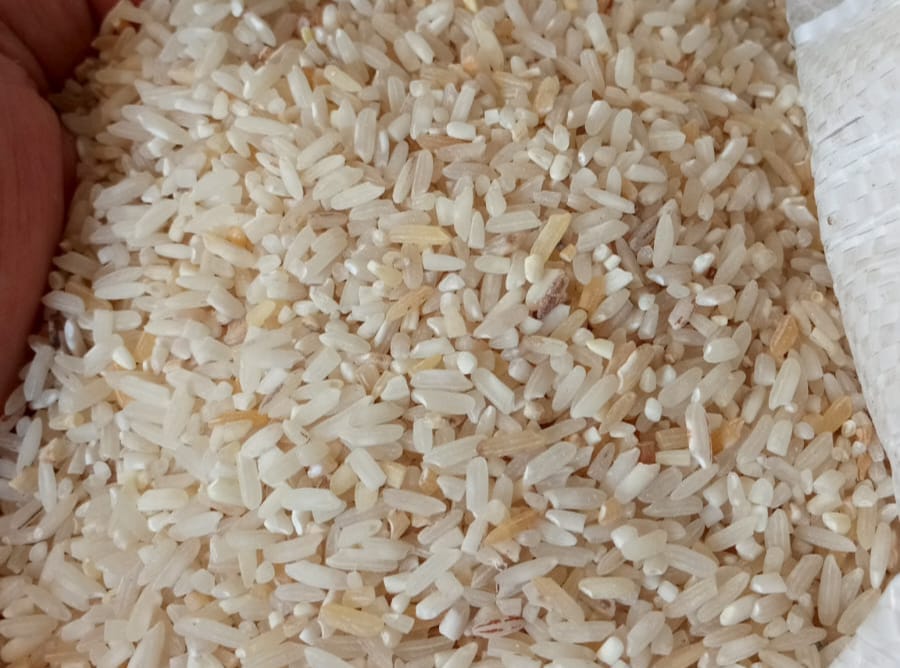 Duh, Beras Bansos Bulog Berwarna Kuning, Kpm Bilang Banyak Batu Dan Ar