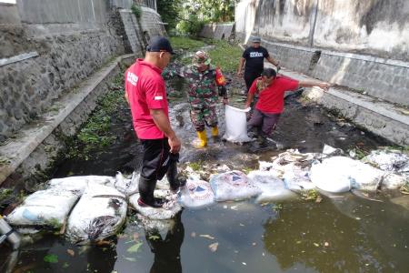 Babinsa Sukorejo Gotong Royong Bersama Warga Buat Tanggul Penahan Abra