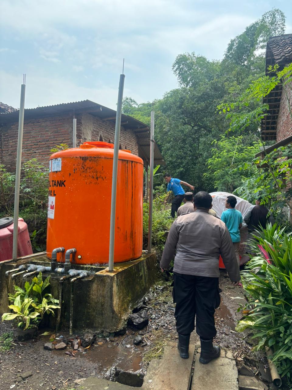 Polsek Kejayan Bersama Pt Tirta Jaya Salurkan Bantuan Air Bersih Ke Du