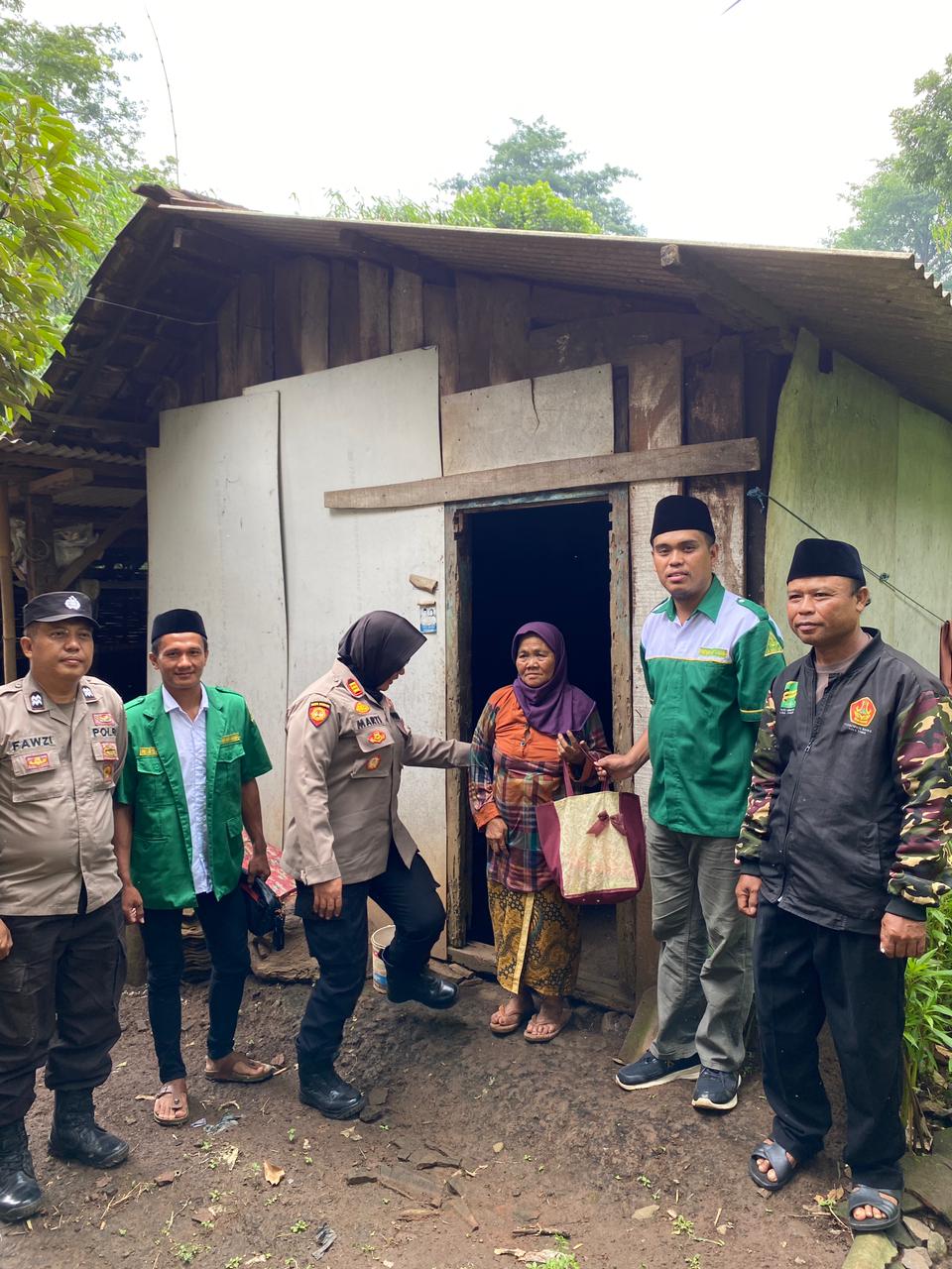 Kapolsek Lumbang Dan Ansor Salurkan Sedekah Untuk Lansia Dan Dhuafa Di