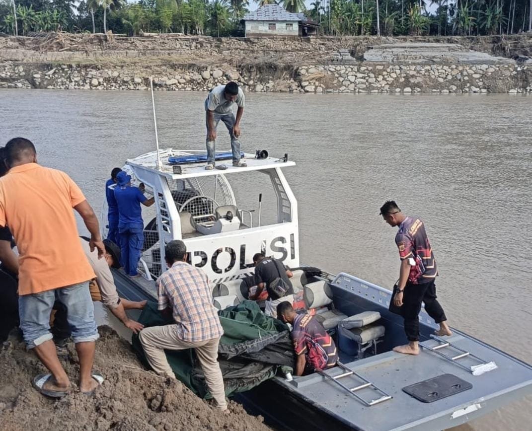 Polri Siagakan Swam Boat Di Kutablang Bireuen, Bantu Mobilitas Warga P