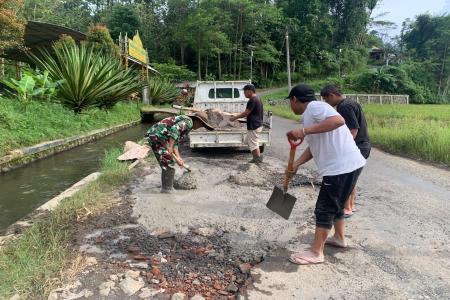Tanpa Menunggu Anggaran Anggota TNI dan Warga Tambal Jalan Berlubang P