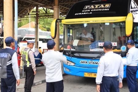 Polres Gresik Gandeng Dishub Gelar Ramcheck Armada Bus Jelang Nataru