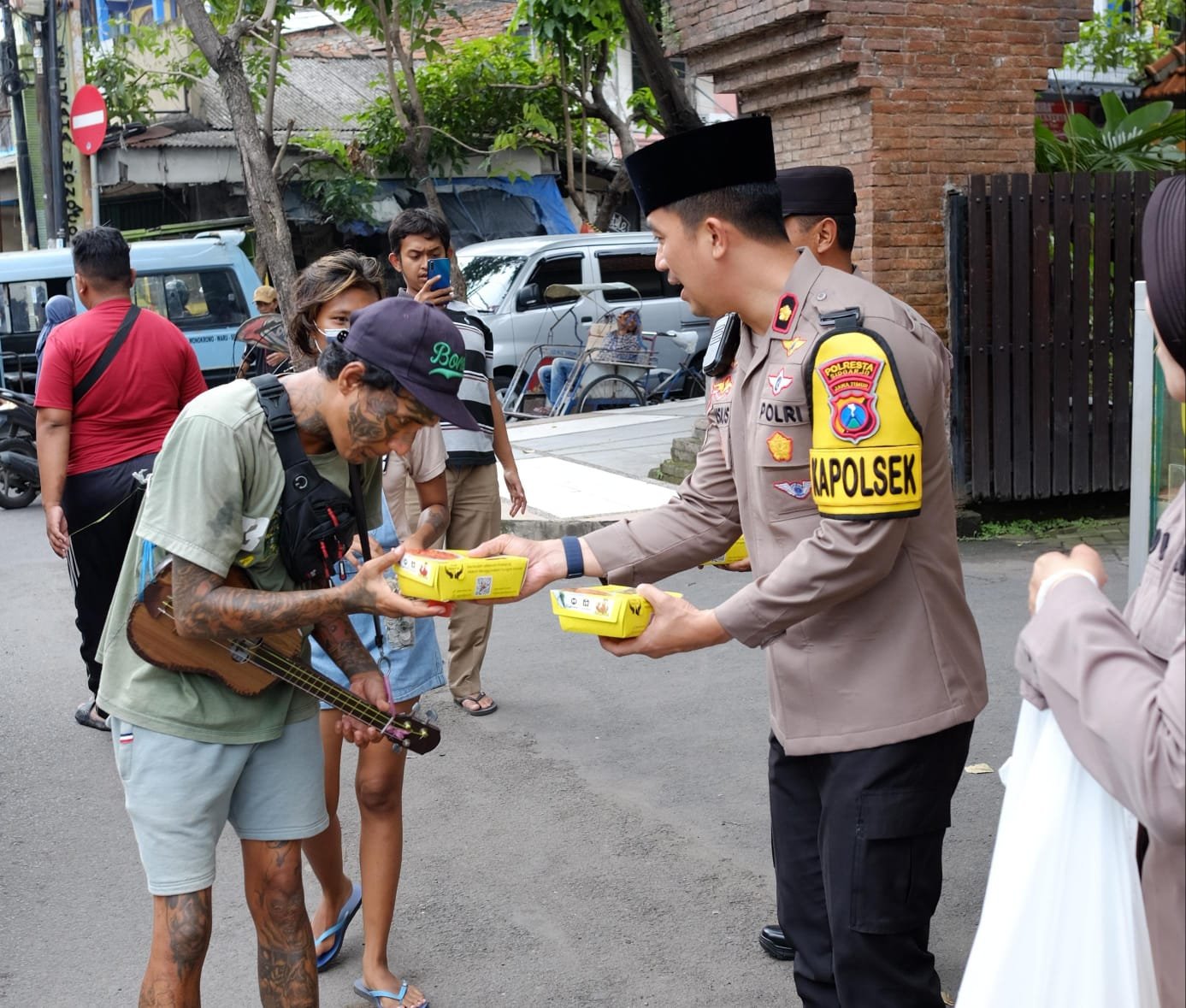 Jumat Berkah, Polsek Taman Berbagi Makanan Di Jalan Raya Wonocolo Sido