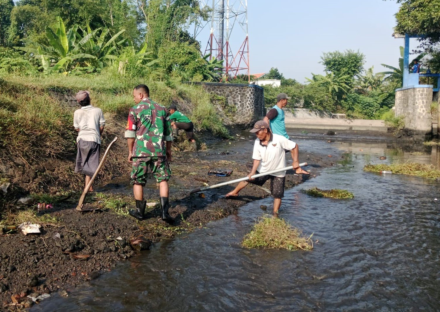 Maksimalkan Pasokan Air Pertanian, Babinsa Karangsari Dan Poktan Margo