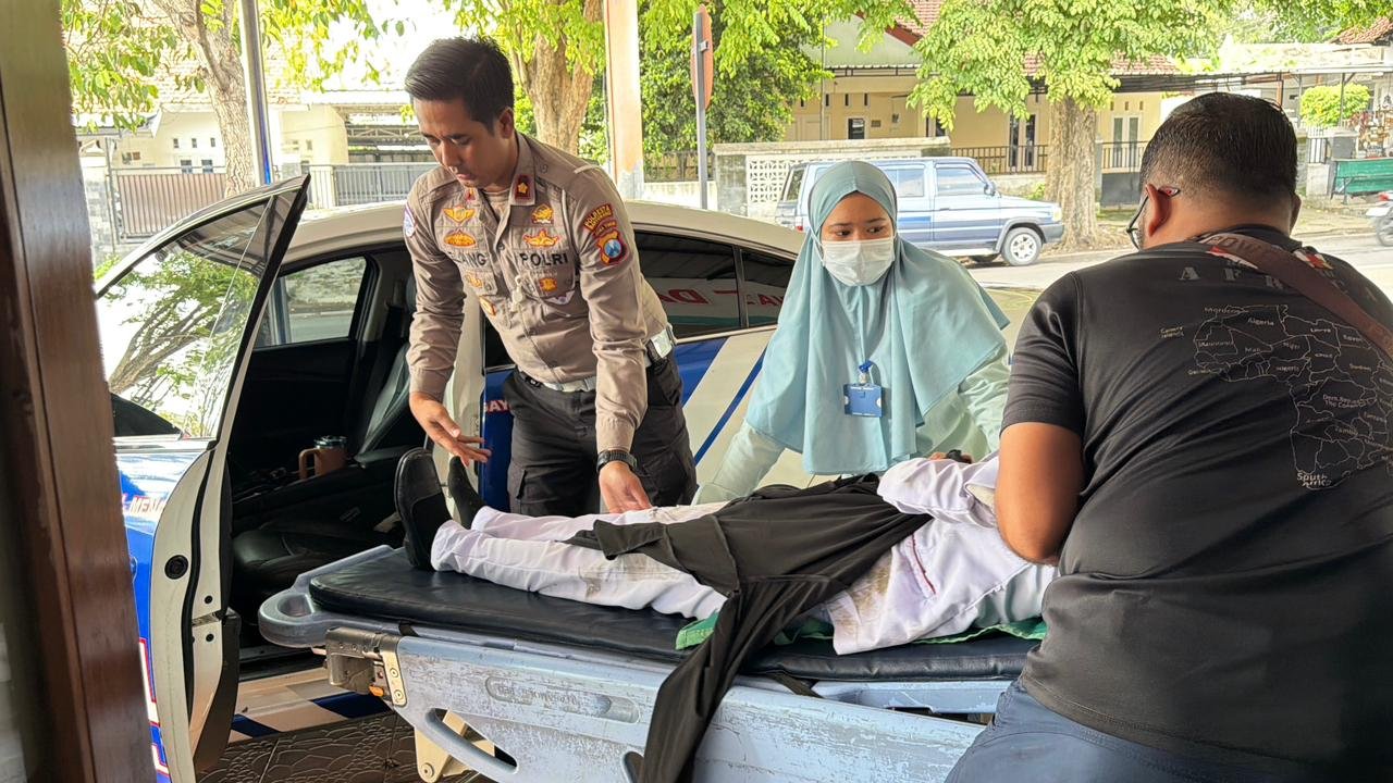 Aksi Humanis Kasat Lantas Polresta Banyuwangi Selamatkan Korban Laka T