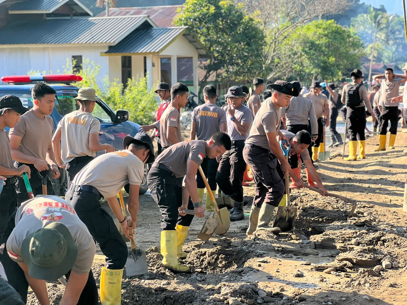 Kapolda Jatim Anugerahkan Tanda Kehormatan Kepada Ribuan Personel