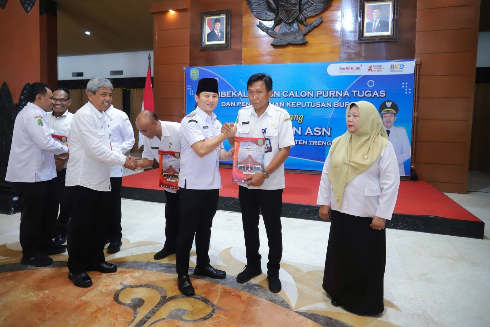 Bupati Trenggalek Serahkan Sk Pensiun Kepada 90 Pns