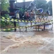 Hujan Deras Sebabkan Banjir, Jalan Pu Wangkal–condong Tak Bisa Dilal