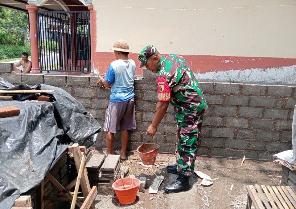 Wujud Kemanunggalan Babinsa Bence Gotong Royong Bangun Rtlh Kediaman B