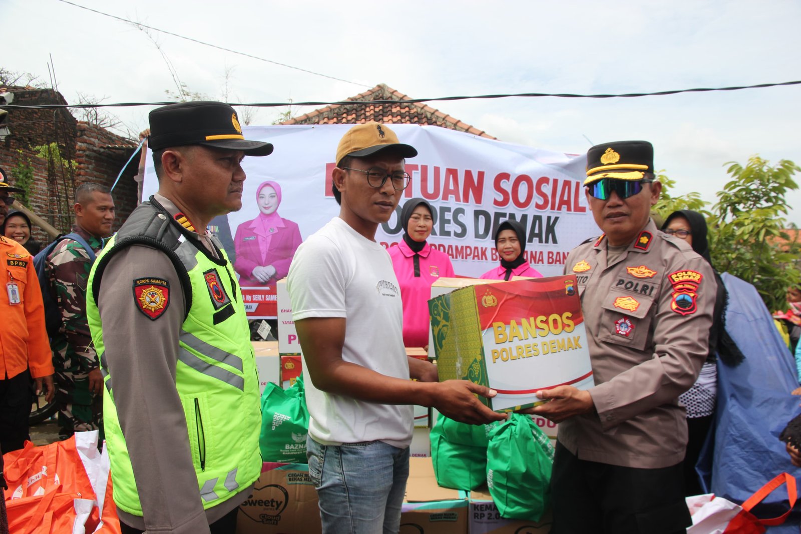 Bantu Warga Terdampak Banjir Polres Demak Distribusikan 200 Paket Semb