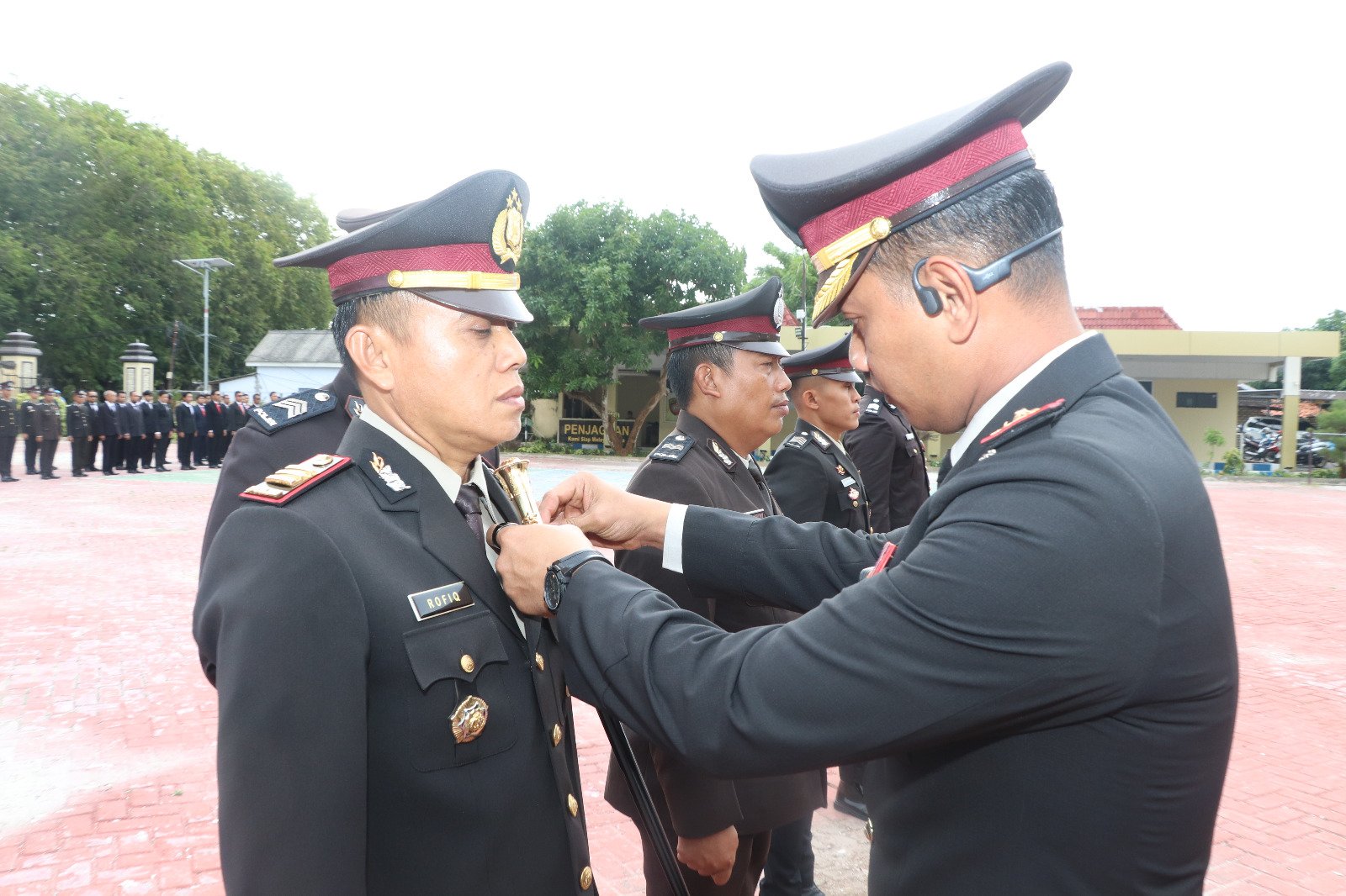 Sebanyak 51 Personil Polres  Sumenep Terima Tanda Kehormatan Satyalenc