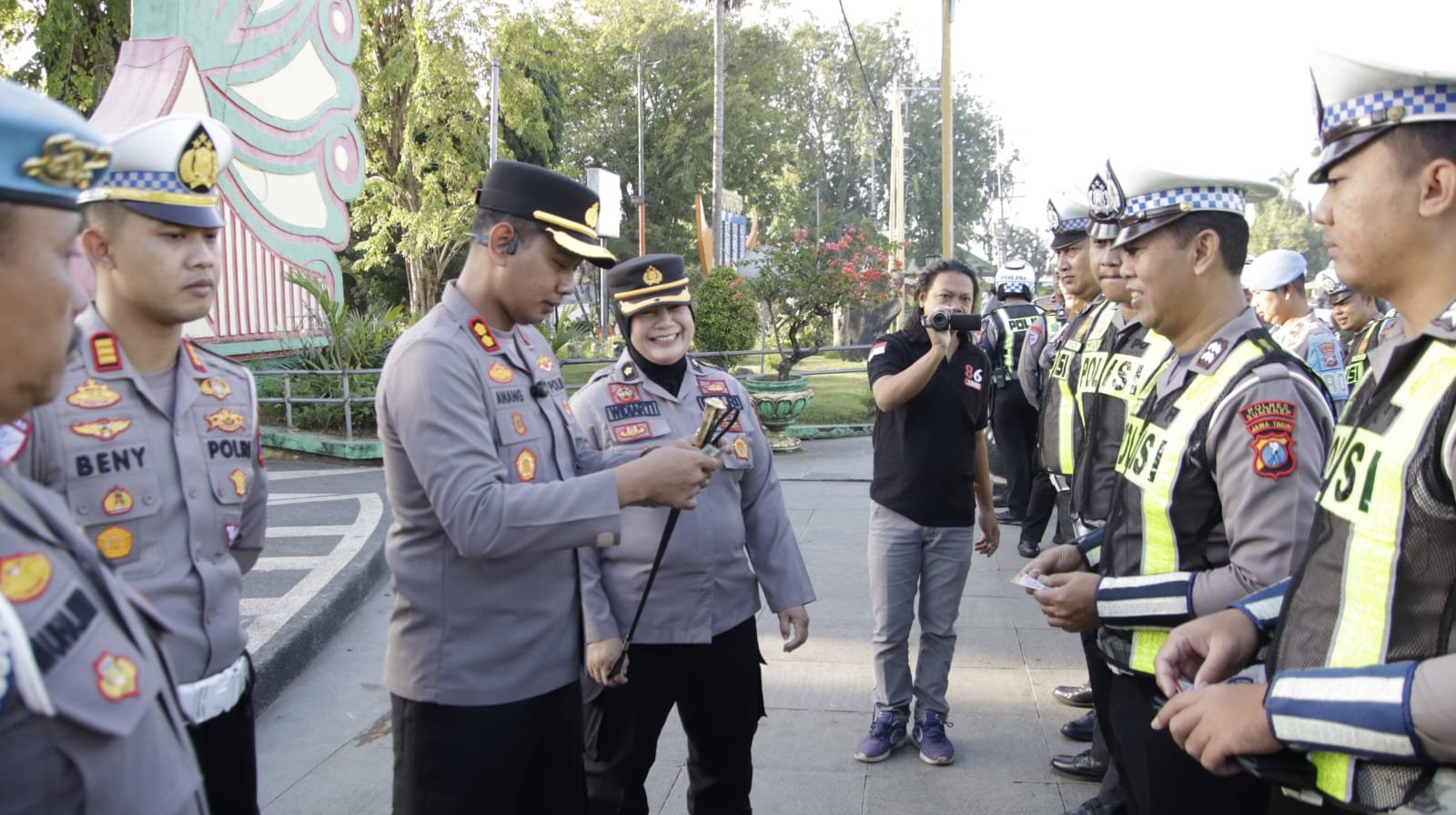 Tingkatkan Profesionalisme, Kapolres Sumenep Pimpin Apel Dan Pemeriksa