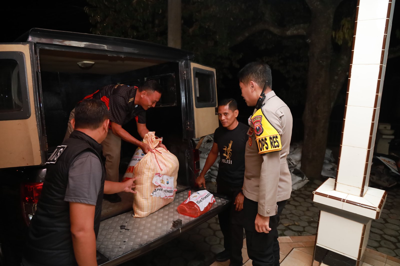 Polres Jember Salurkan Bantuan Sembako Untuk Warga Terdampak Banjir Di