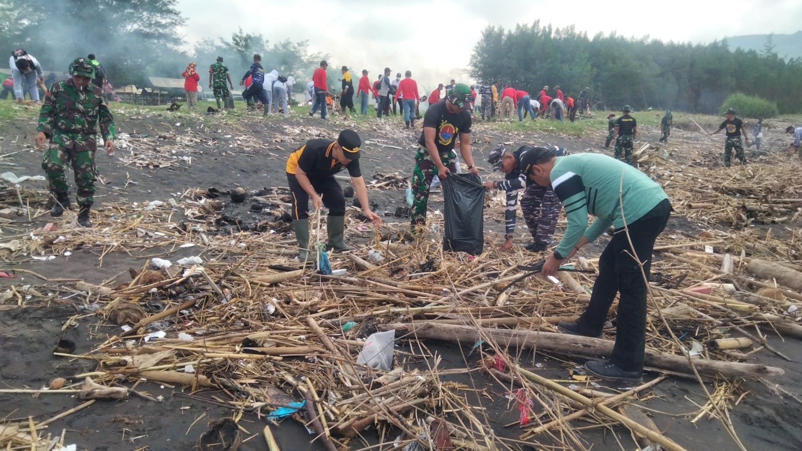 Peduli Lingkungan Jajaran Polres Jember Bersih bersih Pantai Puger