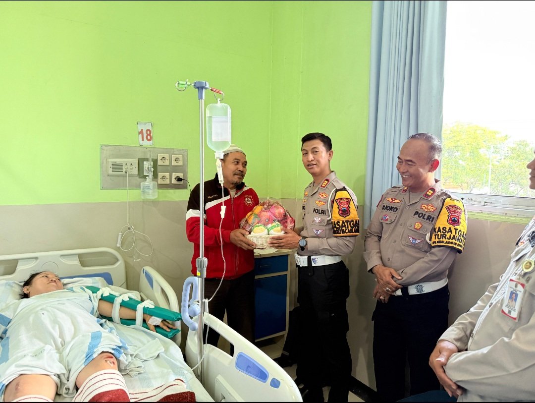 Bentuk Empati Satlantas Polres Demak Jenguk Korban Laka