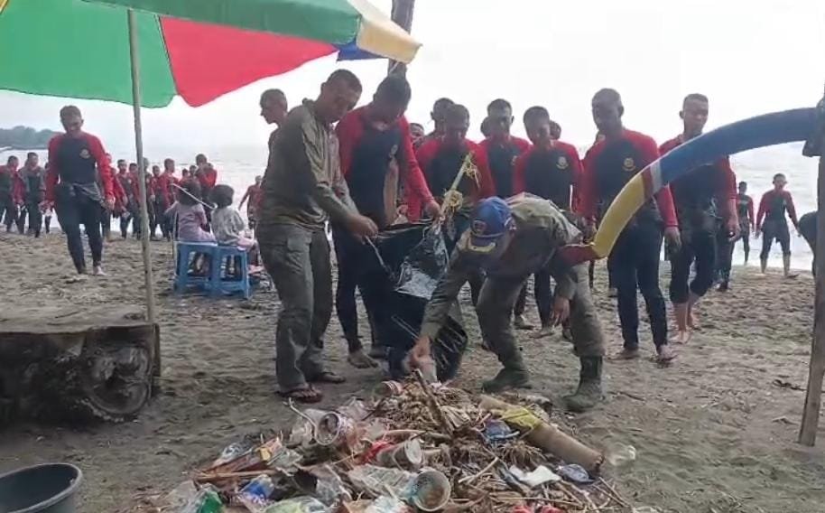 Pusdik Brimob Gelar Aksi Bersih Pantai Pasir Putih Situbondo, Tindak L