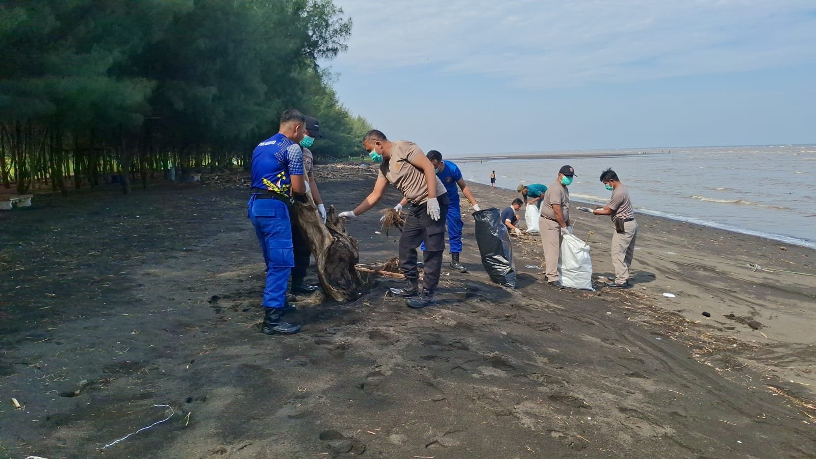 Gerakan Indonesia Asri : Polres Probolinggo Bersama Warga Percantik De