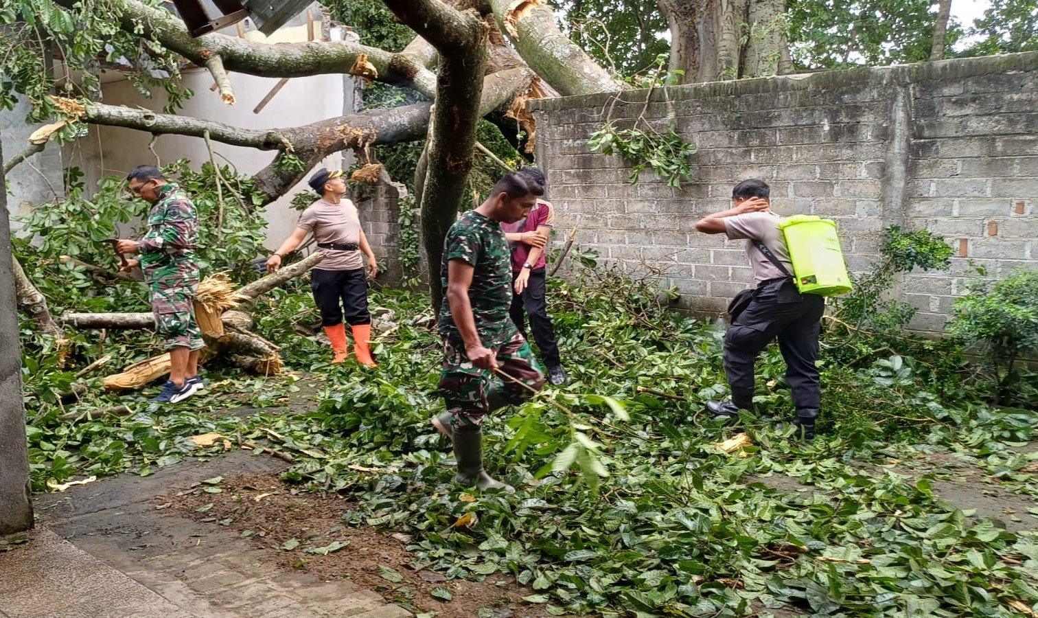 Anggota Koramil 0808 06 Srengat Bersama Warga, Polsek Dan Bpbd Gotong 