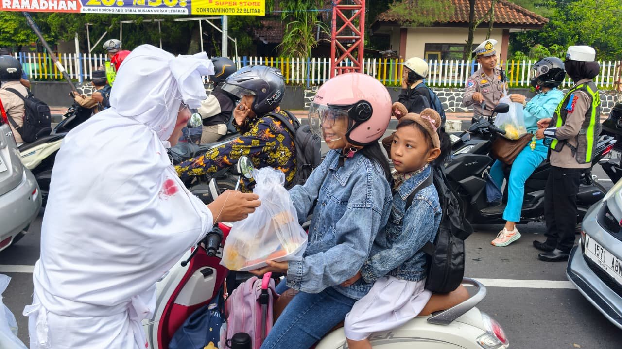 Polres Blitar Kota Edukasi Pengguna Jalan Di Operasi Keselamatan Semer