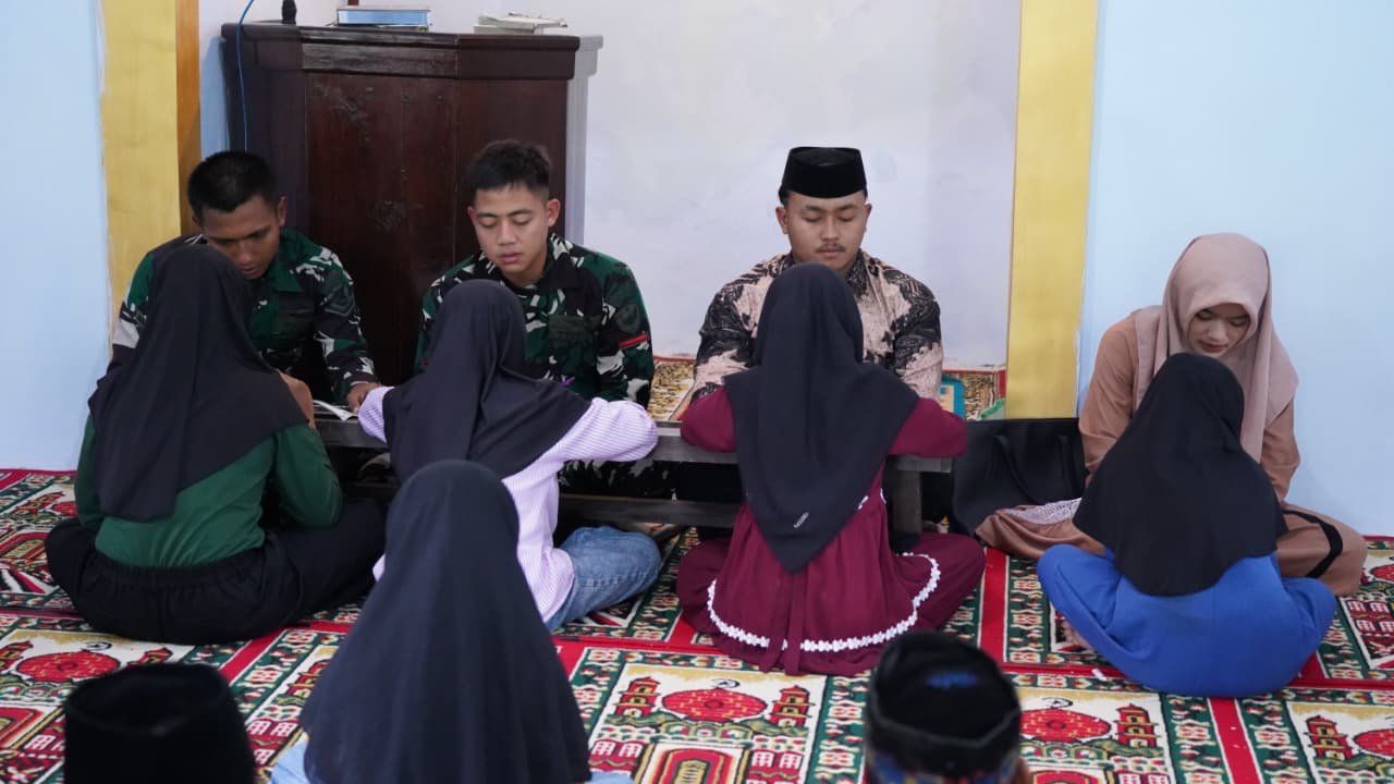 Satgas Tmmd Ke 127 Kodim 0808 blitar Ajarkan Anak anak Mengaji Di Dusu