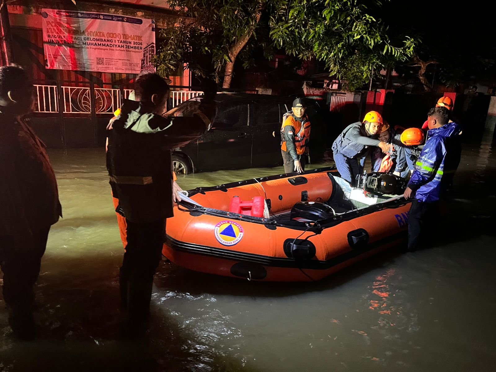 Polres Jember Evakuasi Korban Banjir Di Rambipuji Pastikan Bantuan Ter