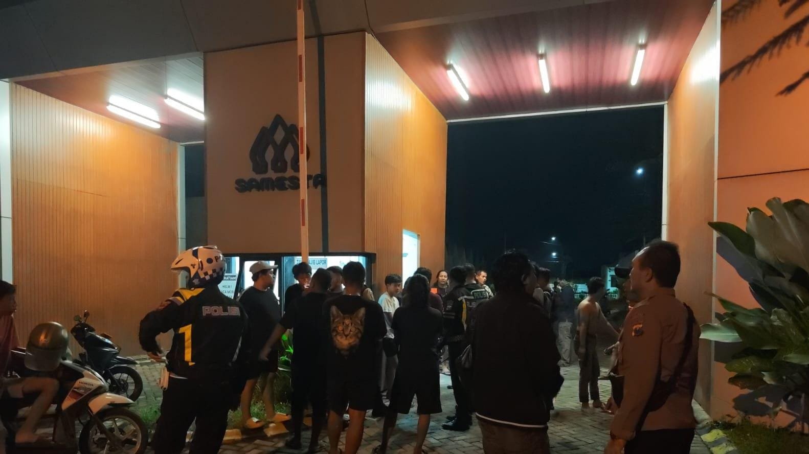 Polres Mojokerto Kota Bersama Warga Gagalkan Perang Sarung