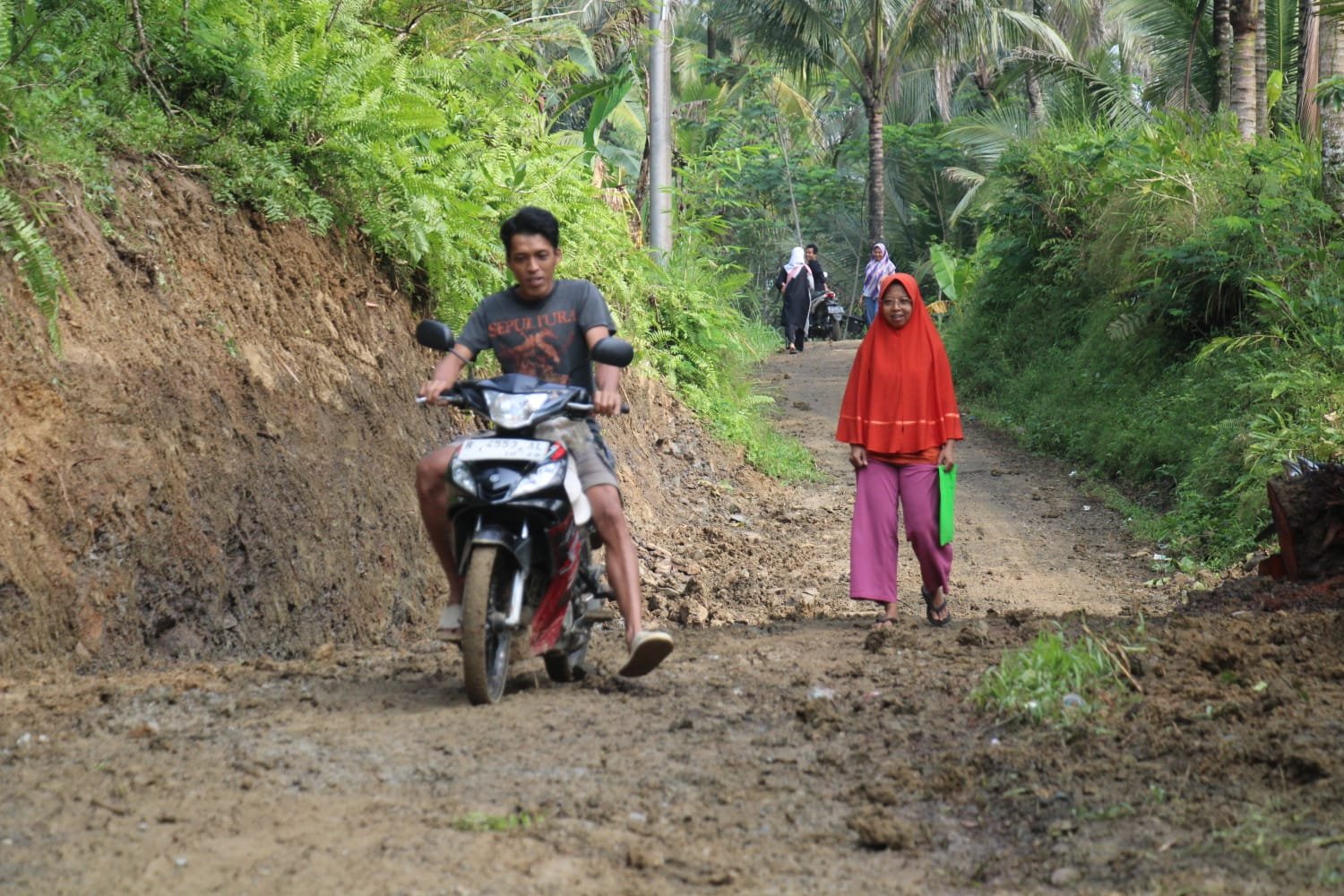 Harapan Yono Di Jalan Dusun Batur Yang Kini Mulai Berubah