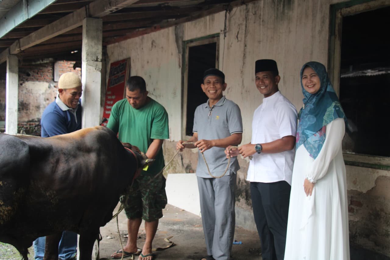 Dandim 0702 purbalingga Dan Ketua Persit Serahkan Hewan Kurban Kepada 