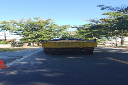Truk Muatan Material Tanpa Terpal Melintas di Jalan Pabian Warga Sorot