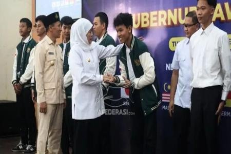 Gubernur Khofifah Lepas 898 Pelajar SMK Tulungagung Magang ke Luar Neg