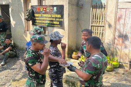 Camilan Sederhana Pengusir Lelah Satgas TMMD di Desa Krangean