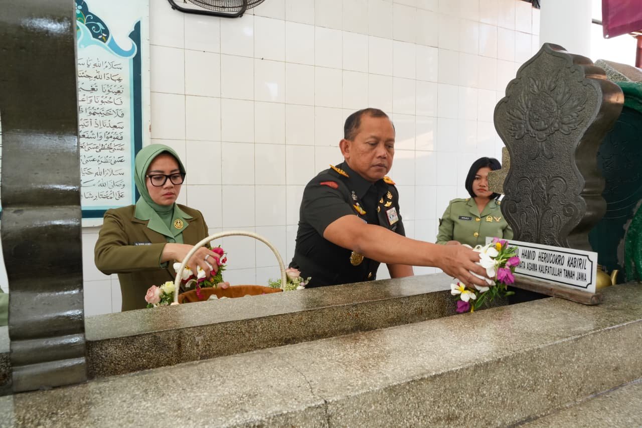 Pangdam Iv diponegoro Ziarah Ke Makam Pangeran Diponegoro Di Makassar