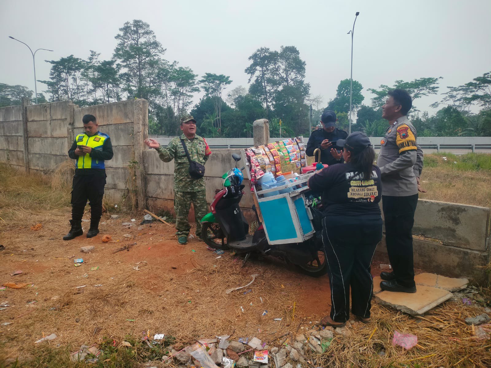 Babinsa Koramil Tulis Bersama Bhabinkamtibmas Laksanakan Patroli Kewilayahan