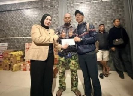 Puluhan Rumah Terdampak Angin Kencang, Pipih Supriati Bawa Bantuan ke Warga
